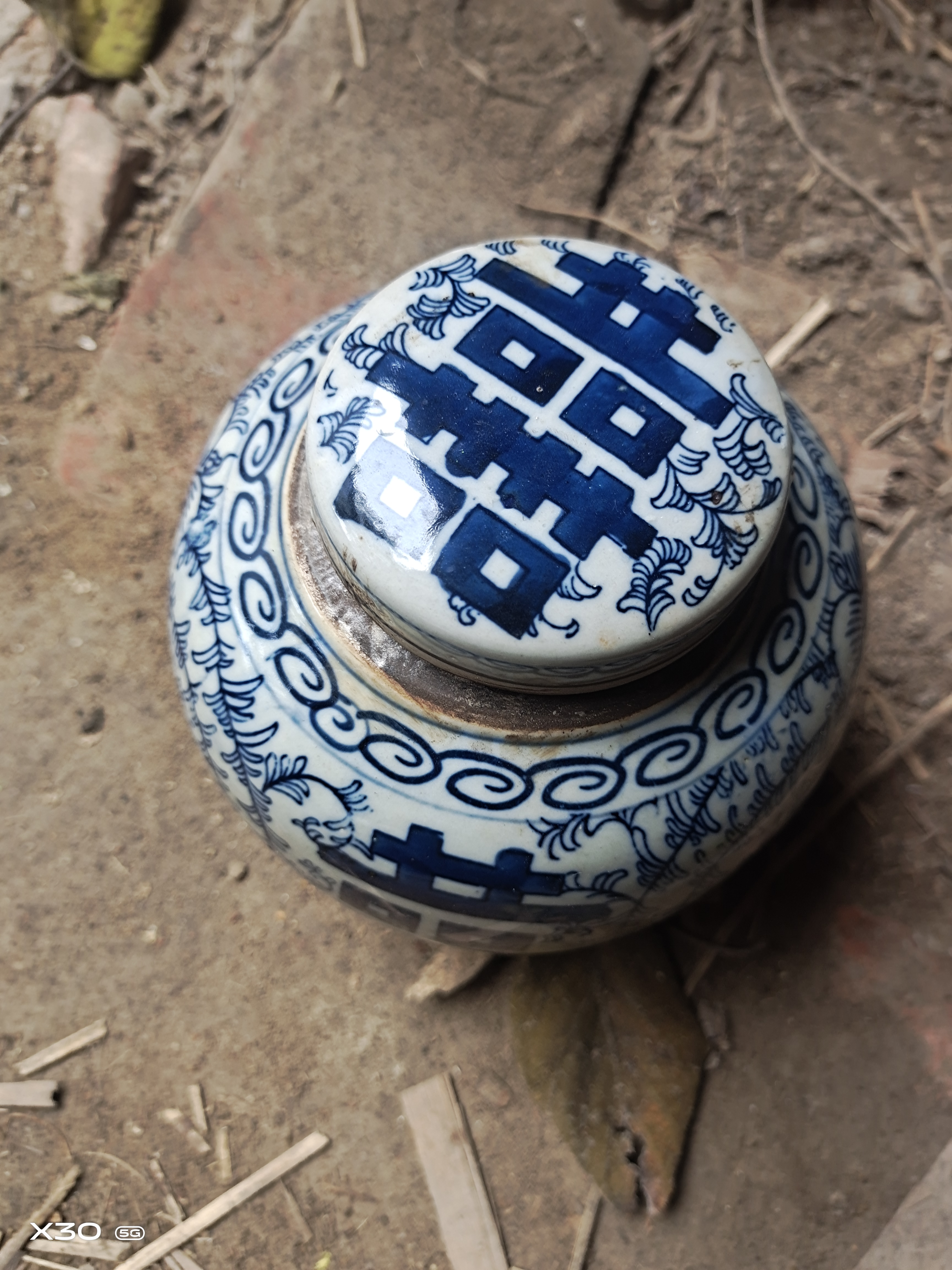 手绘青花细枝缠之莲喜字罐