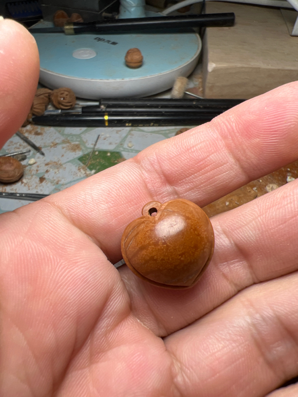 龙纹桃核雕刻爱心