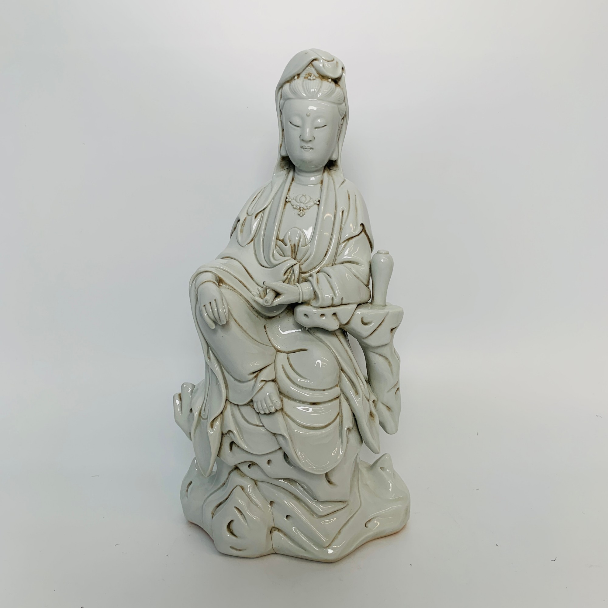 明晚期德化白釉持卷观音造像HVV24HVV1207008