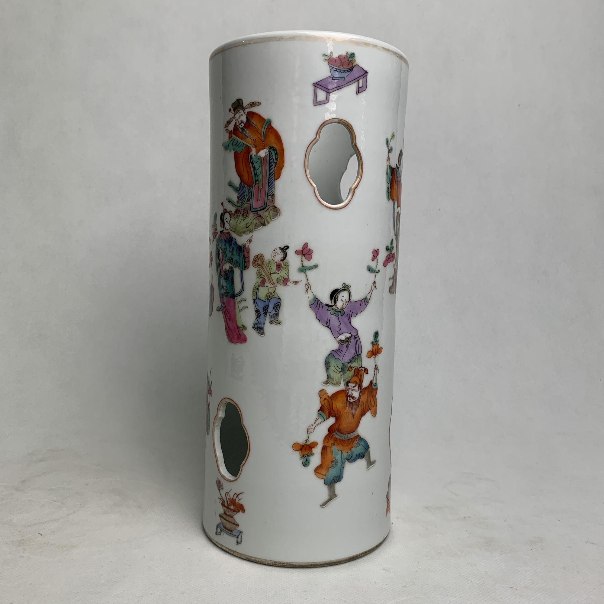 清同治・粉彩人物镂空帽筒【古董】X20240923380