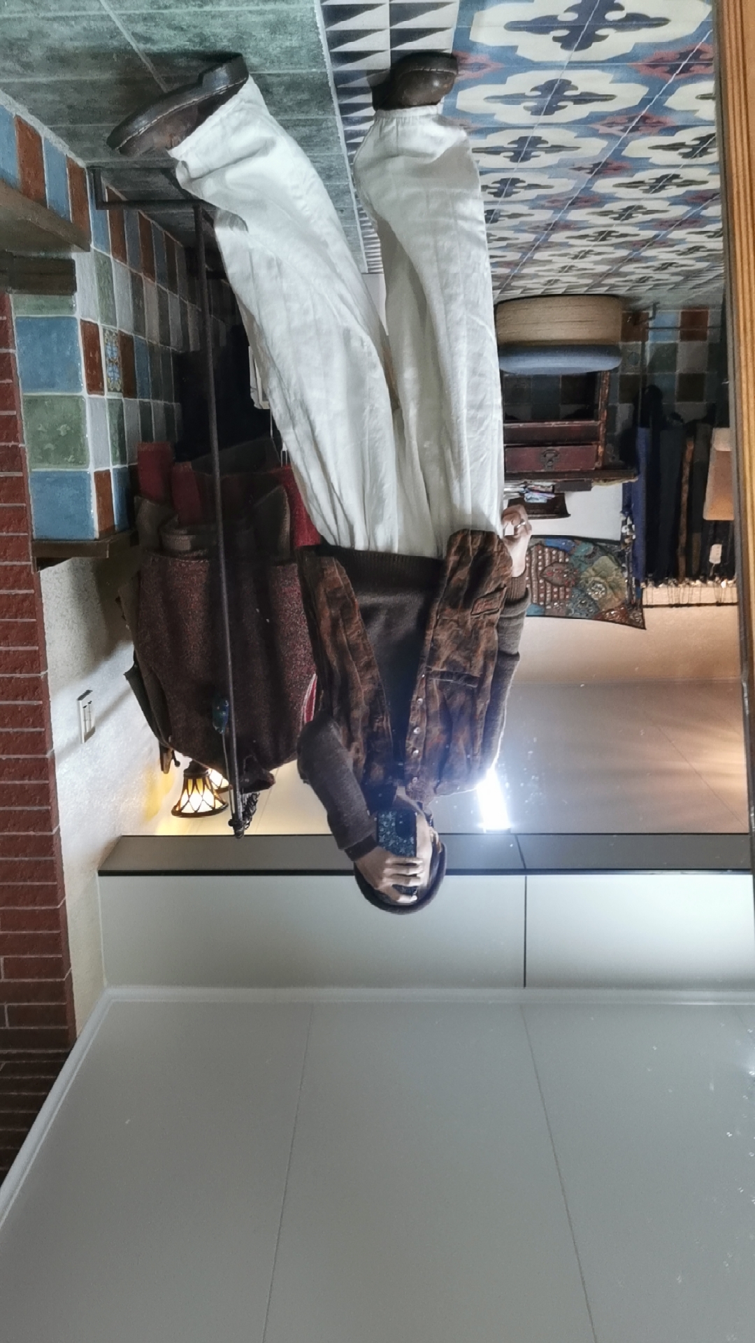 萱衣.自制松紧腰白色棉裤。