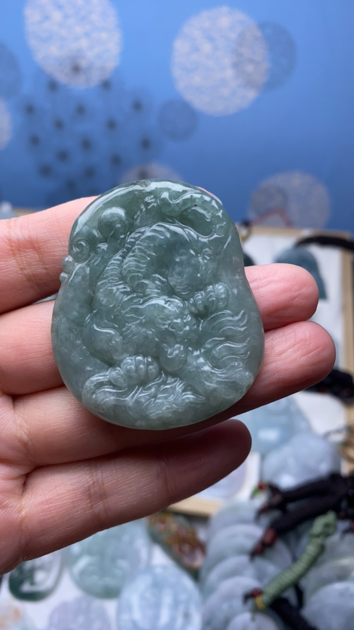 天然翡翠虎牌吊坠