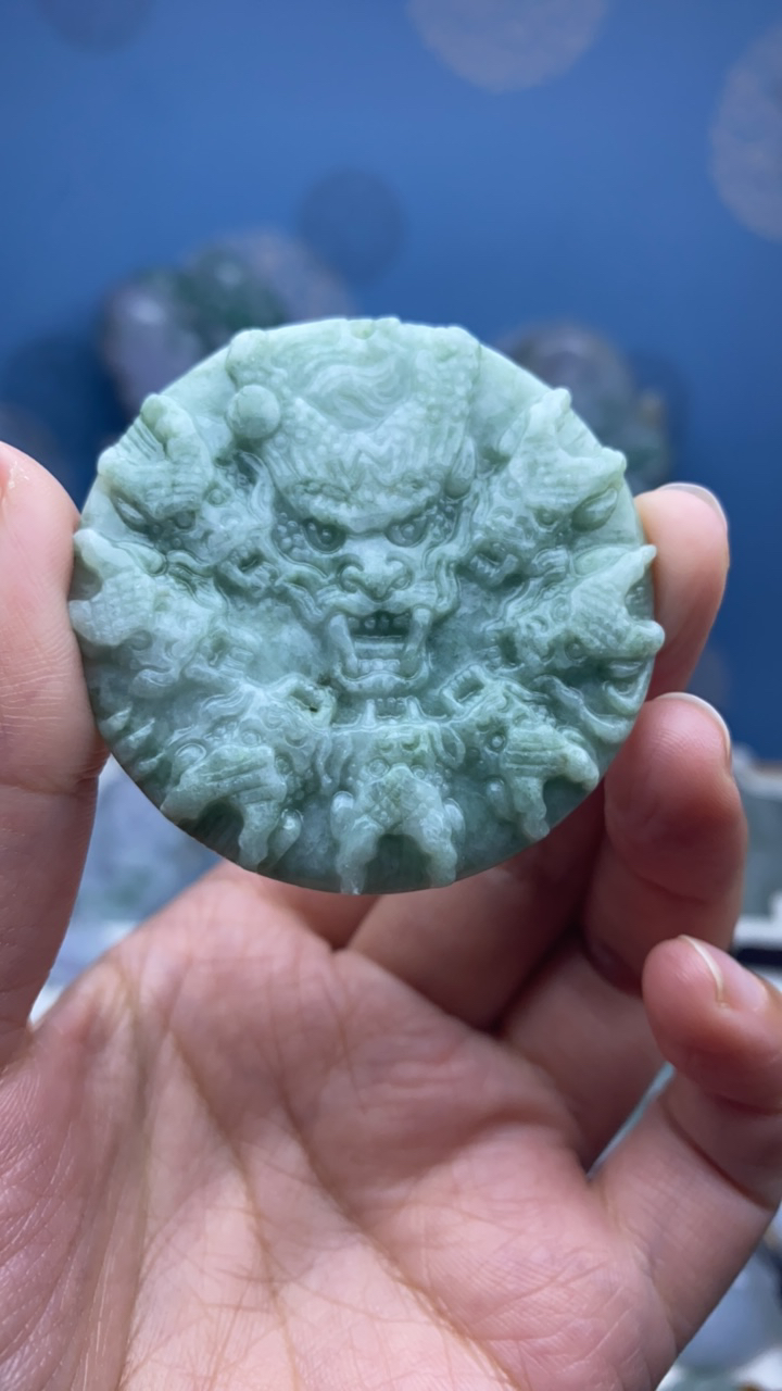 天然翡翠满绿龙牌吊坠
