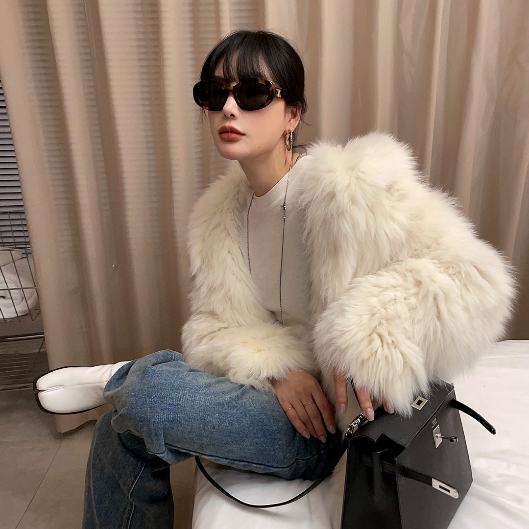 浪漫·重工款奶色手工编织连帽外套