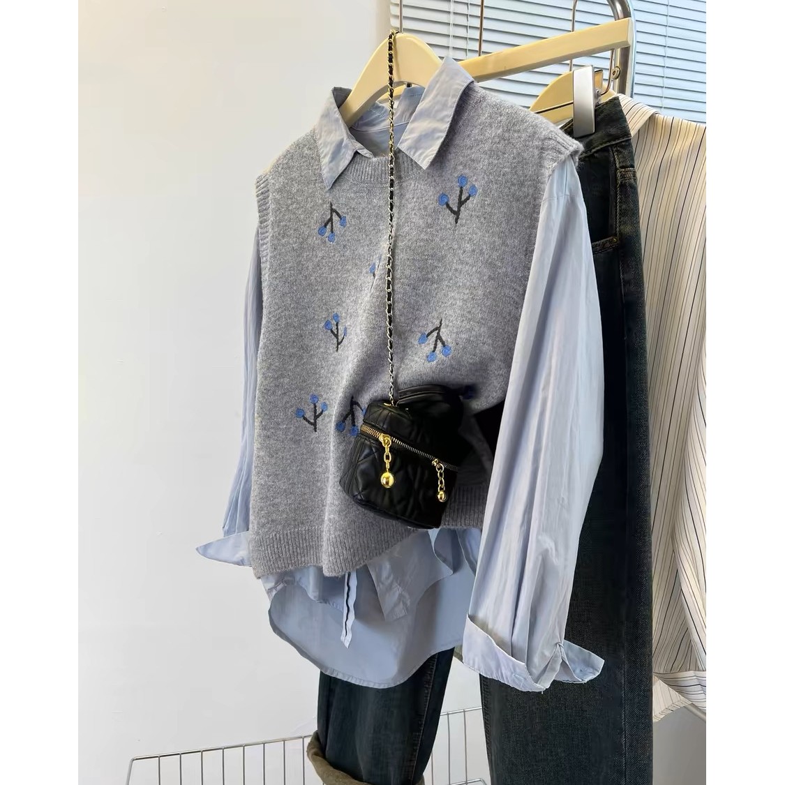 盘花刺绣新款韩版设计感外穿针织背心简约马甲女无袖上衣潮