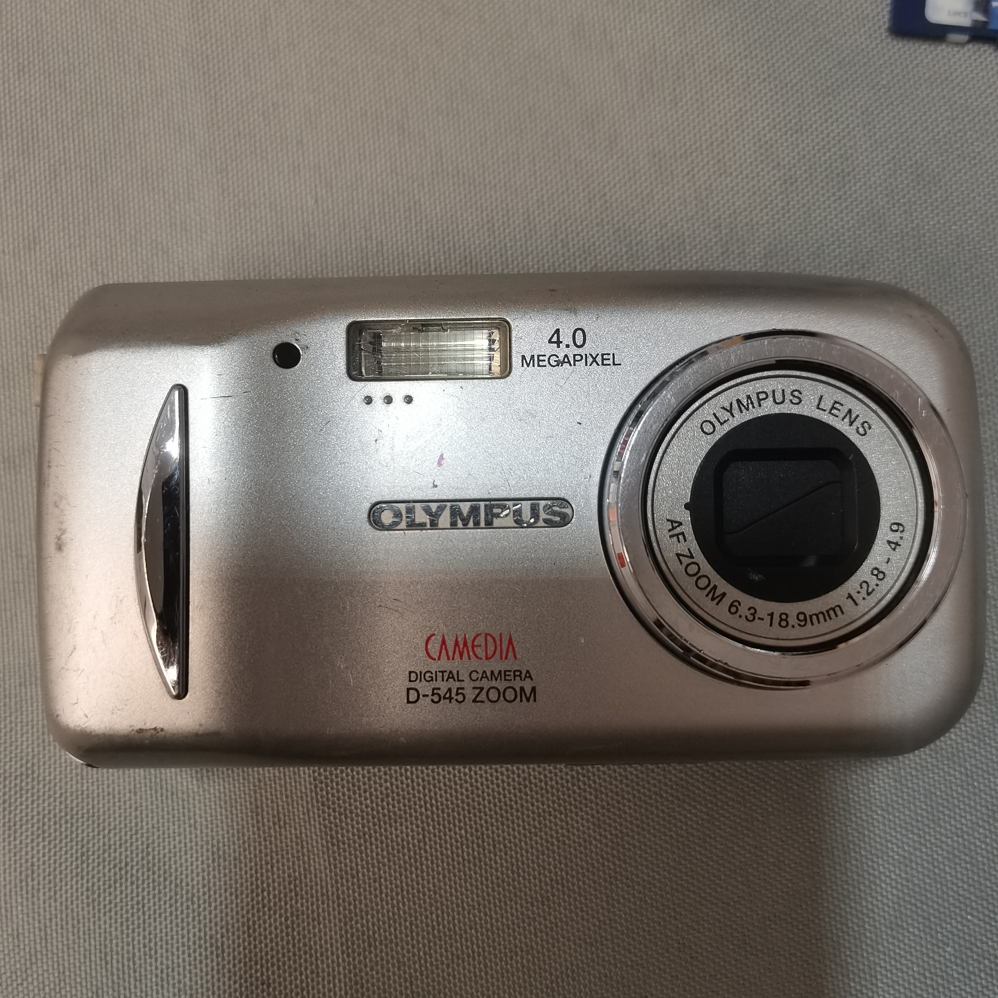 奥林巴斯D-545ccd，400万像素，3倍光学变焦，自备五号电池和XD卡