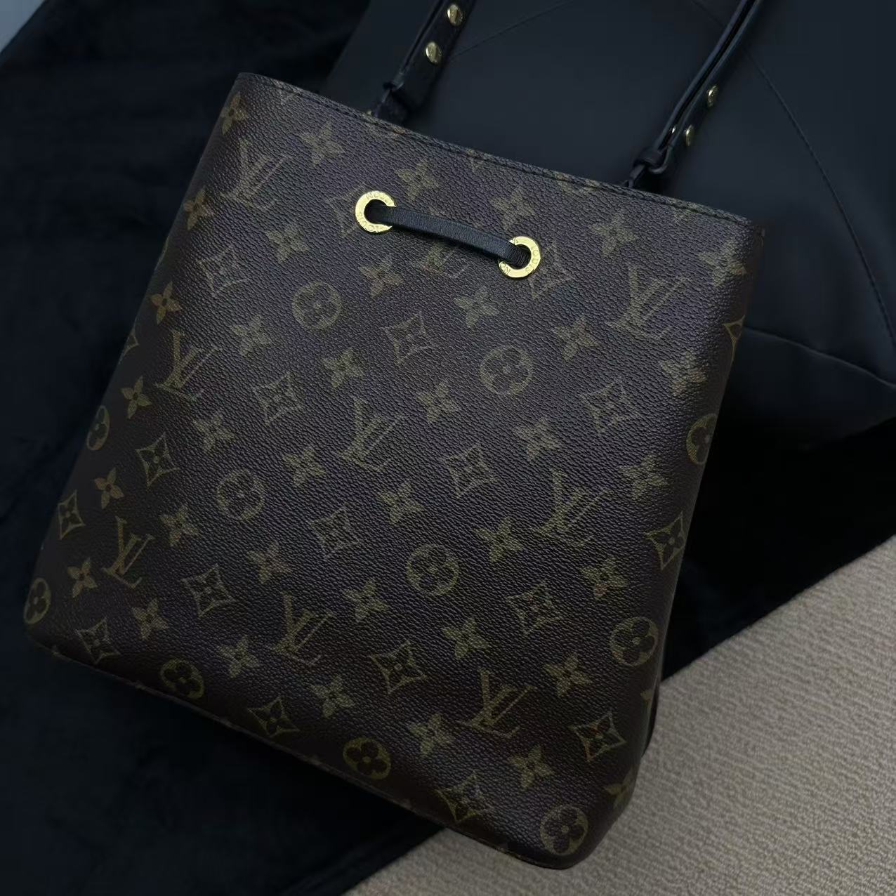 95新 LouisVuitton/路易威登 【文子姐专属】W517/黑桶单肩包688001