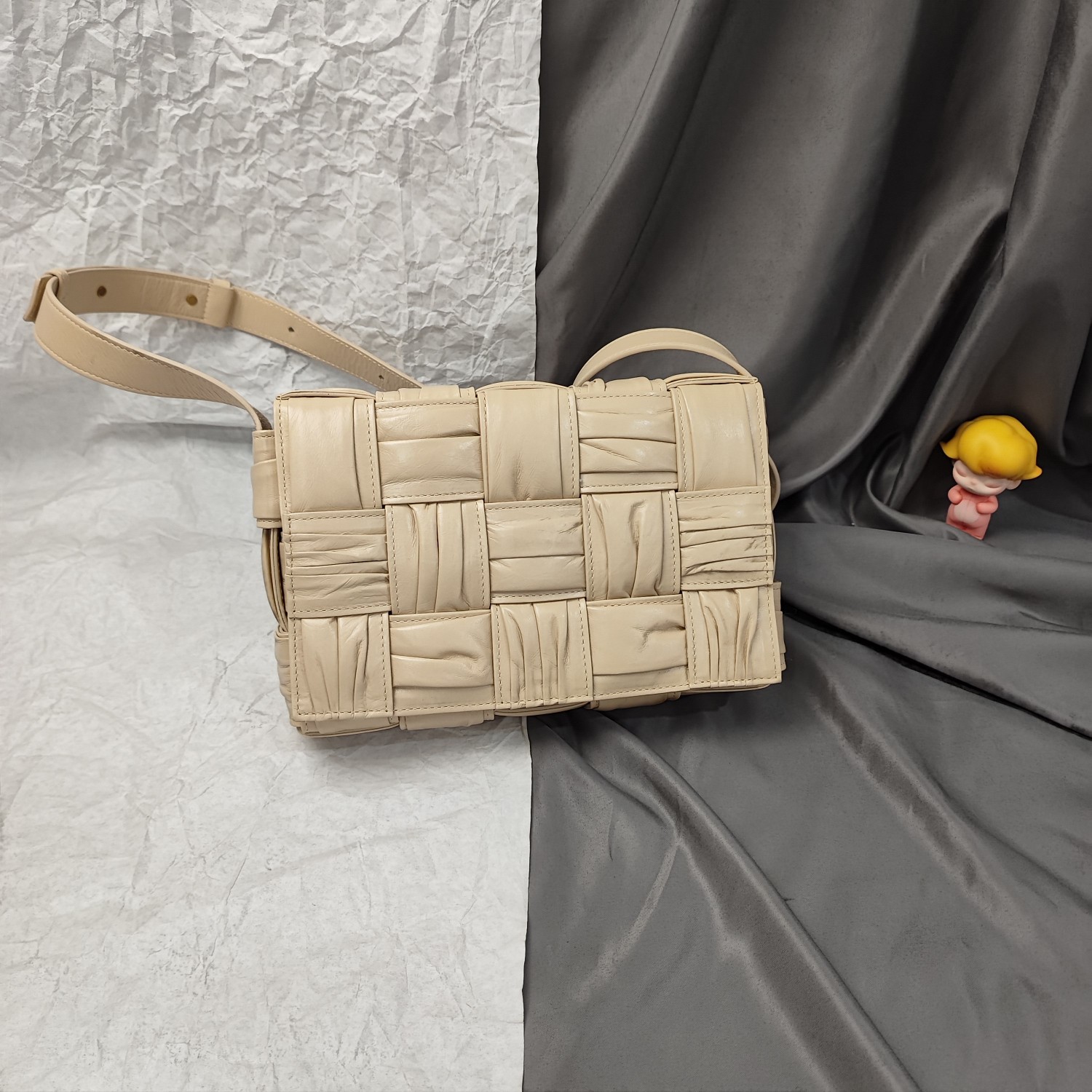 95新 BOTTEGA VENETA/葆蝶家 【阿玮专属】W082燕麦色褶皱斜挎包
