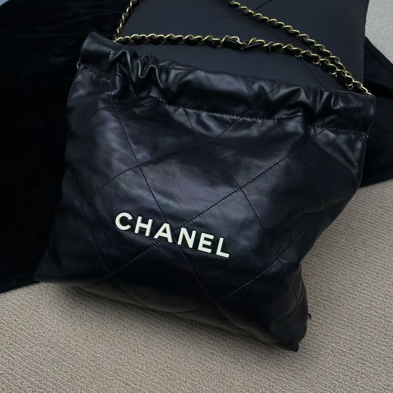 95新 Chanel/香奈儿 AW/黑金白LOGO22BAG垃圾袋单肩包668046