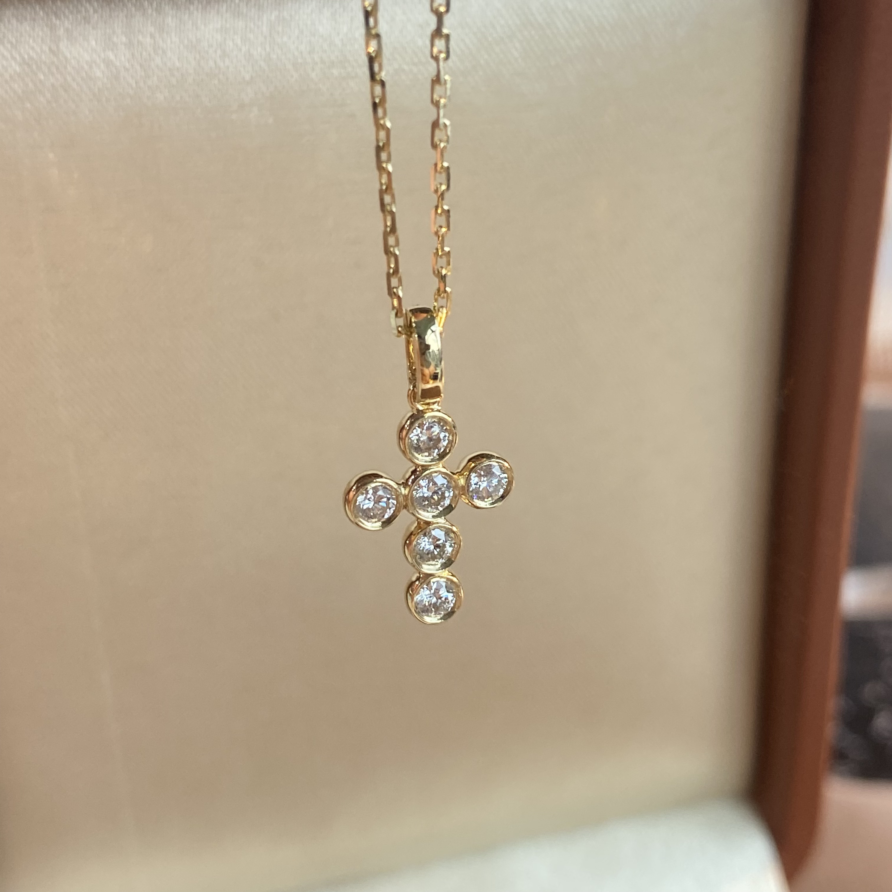 金名珠宝 18k金时尚万能扣钻石小十字架颈饰百搭休闲款简约精致