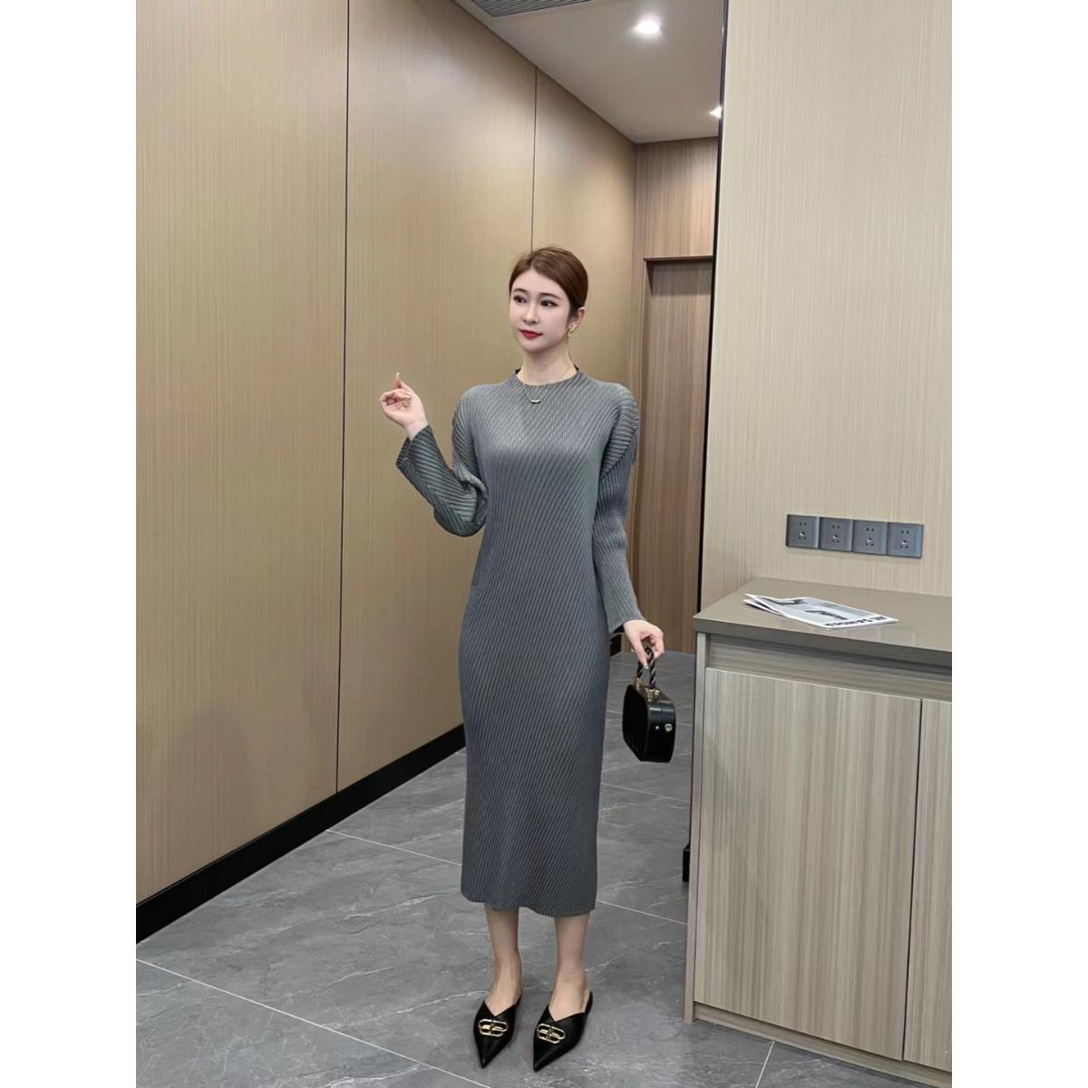 三宅褶皱新款高品龙麟褶连衣裙长袖气质高弹舒适百搭