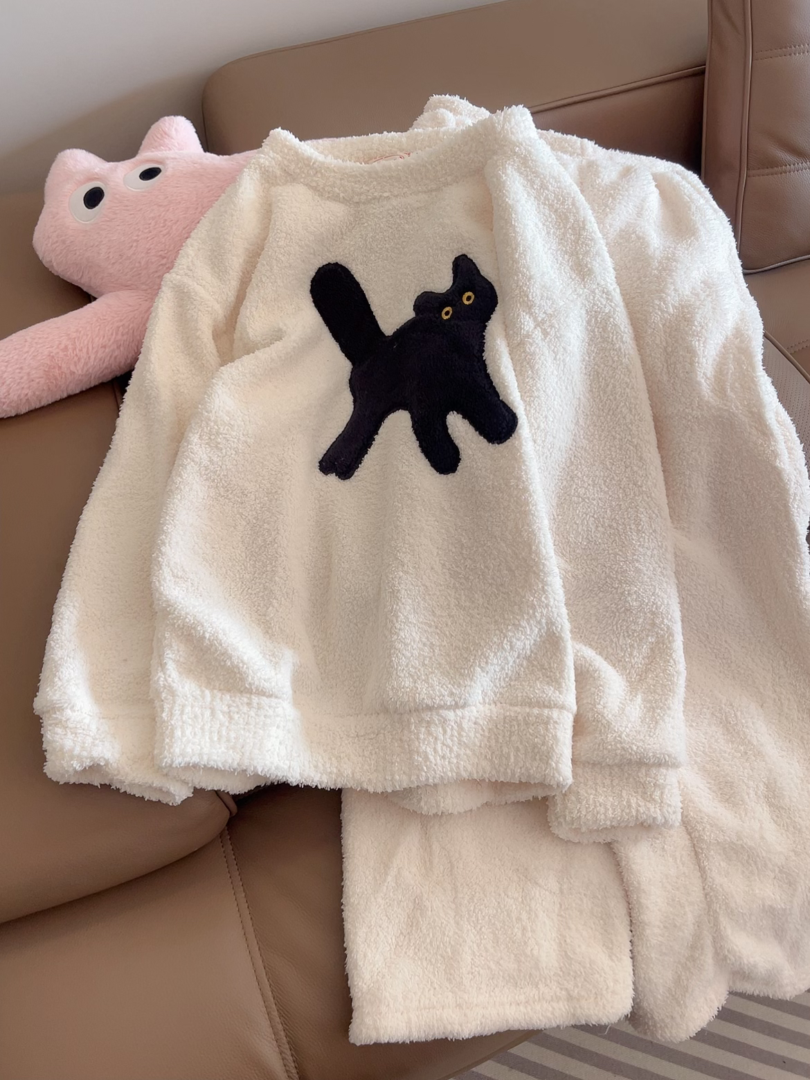 黑色猫咪半边绒睡衣女秋冬季新款软糯加绒保暖圆领休闲卡通家居服