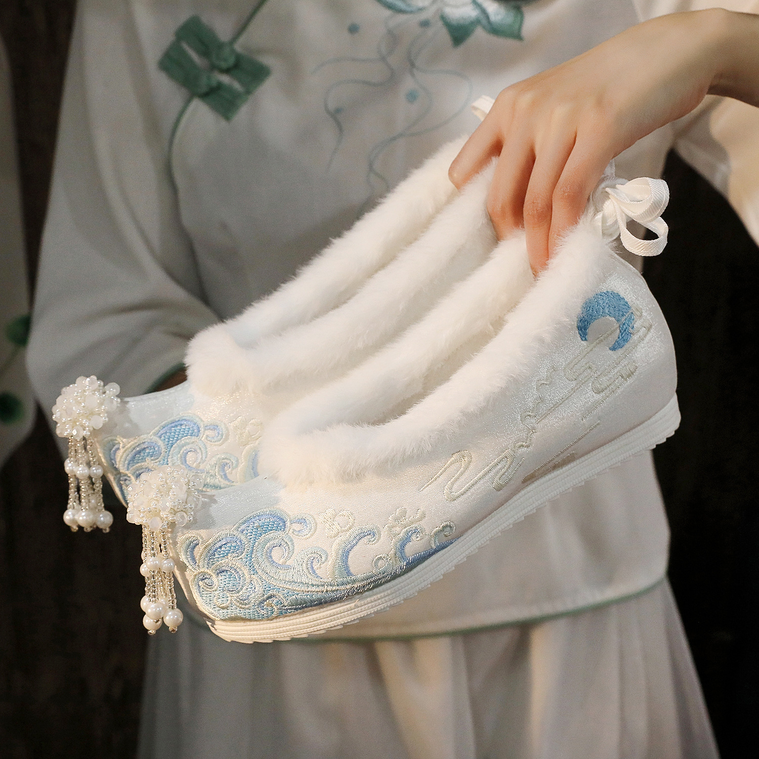 云芙鹿碧海加绒新款国风汉服鞋冬季古风汉服绣花鞋保暖内增高爆款