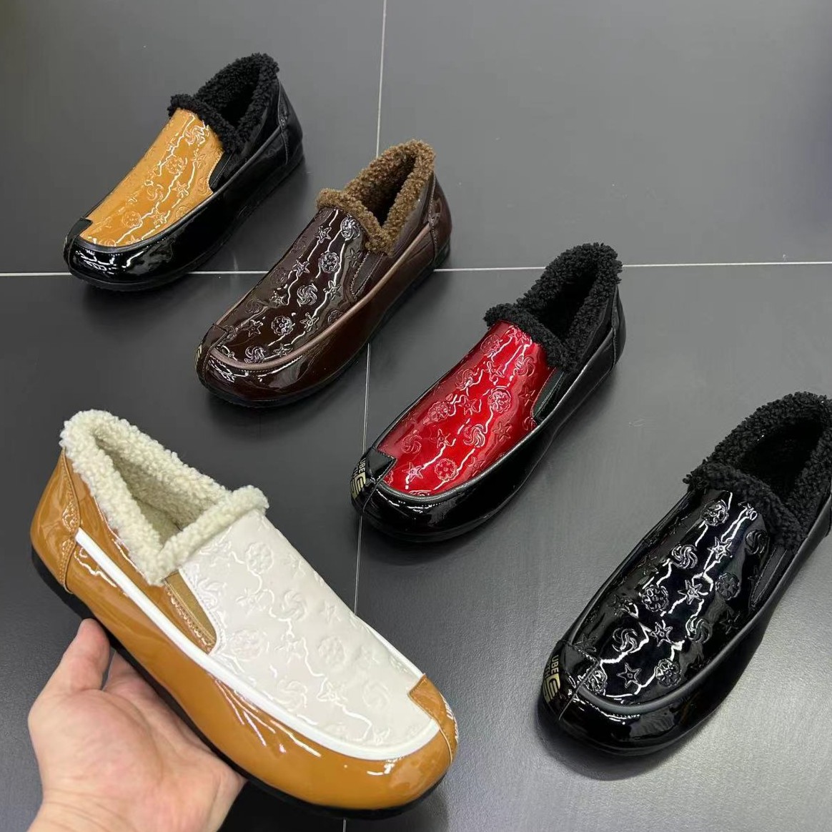 冬季新款男鞋亮面皮显瘦轻奢时尚保暖百搭休闲潮男鞋（标准鞋码）