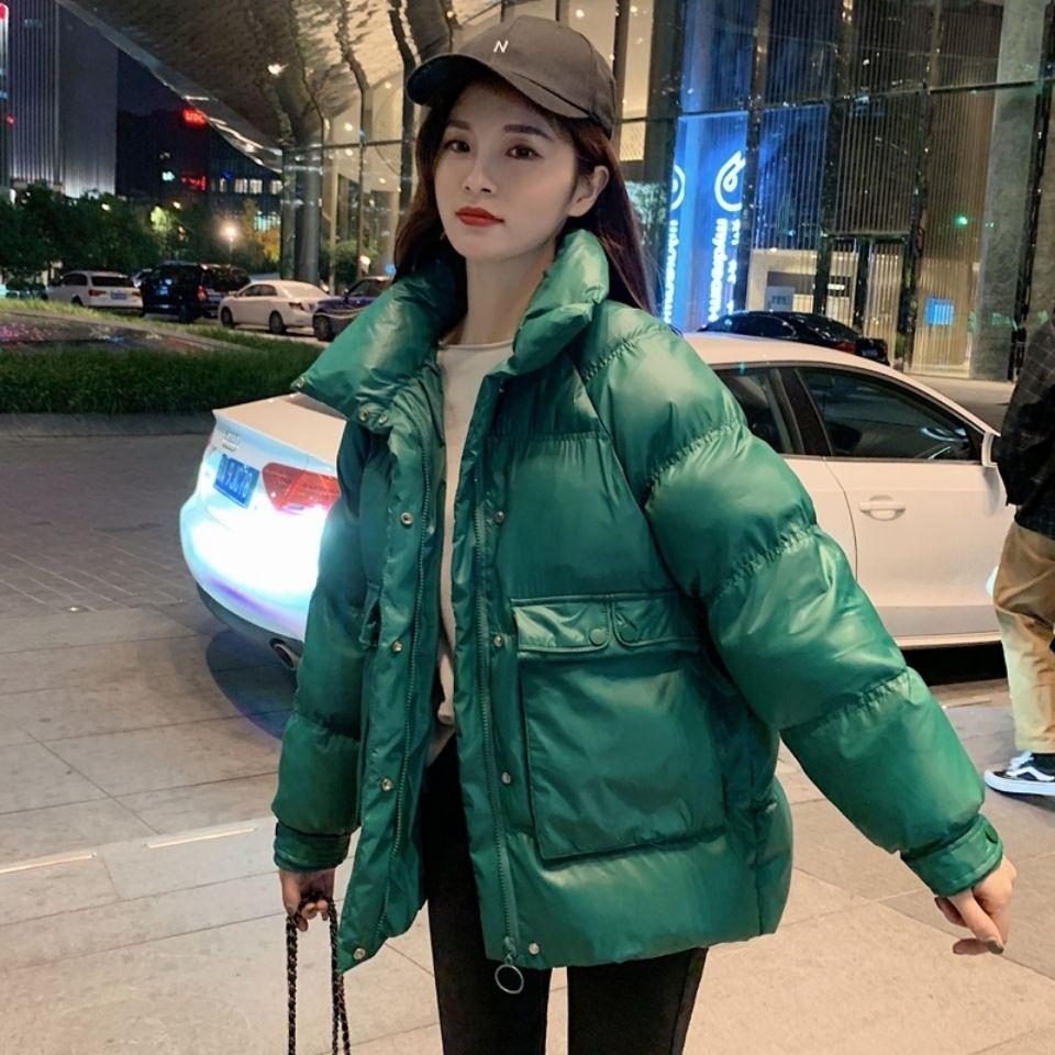 鸭鸭新款羽绒服女年新款冬季韩版宽松亮面外套女装。