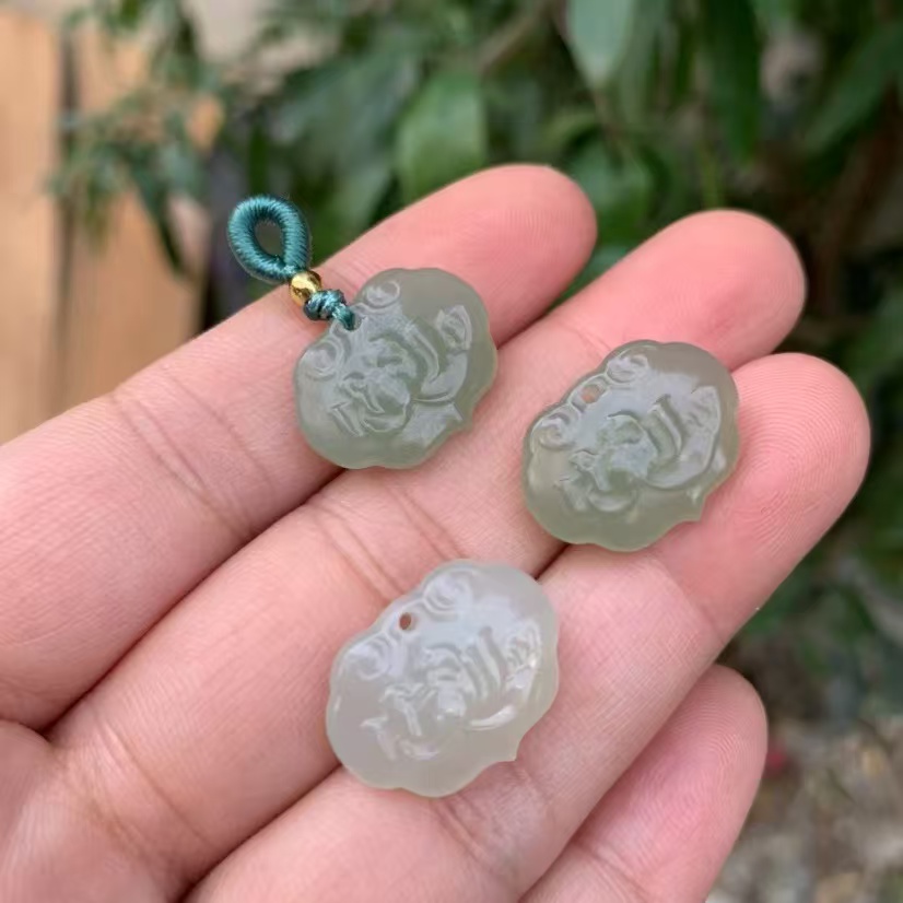 天然和田玉莲花如意锁吊坠晴水色双面荷花长命锁玉坠diy配饰