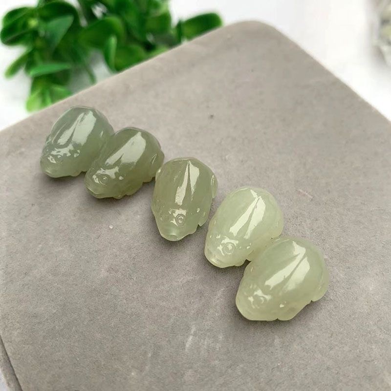 天然和田玉貔貅吊坠晴水色通孔吞金兽仿古瑞兽貔貅背云diy配饰