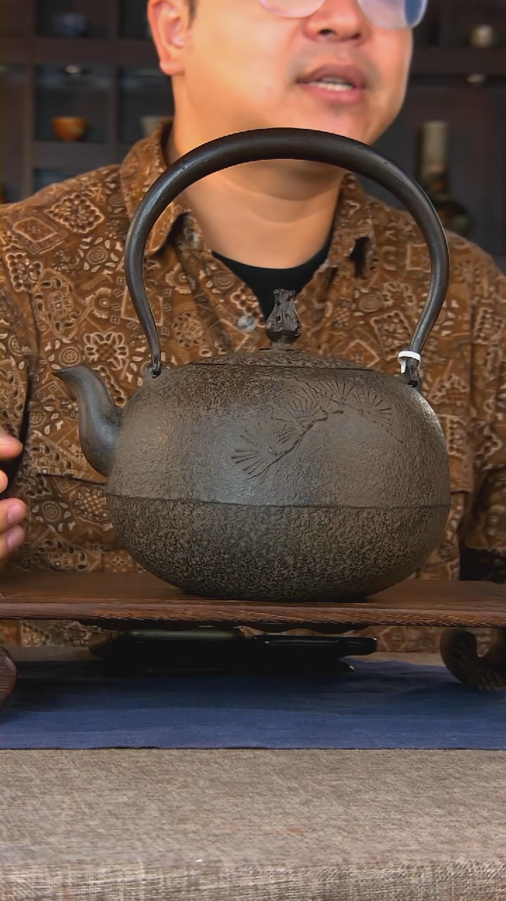 【闪购商品】生铁户贤一郎 丸形松纹铁壶