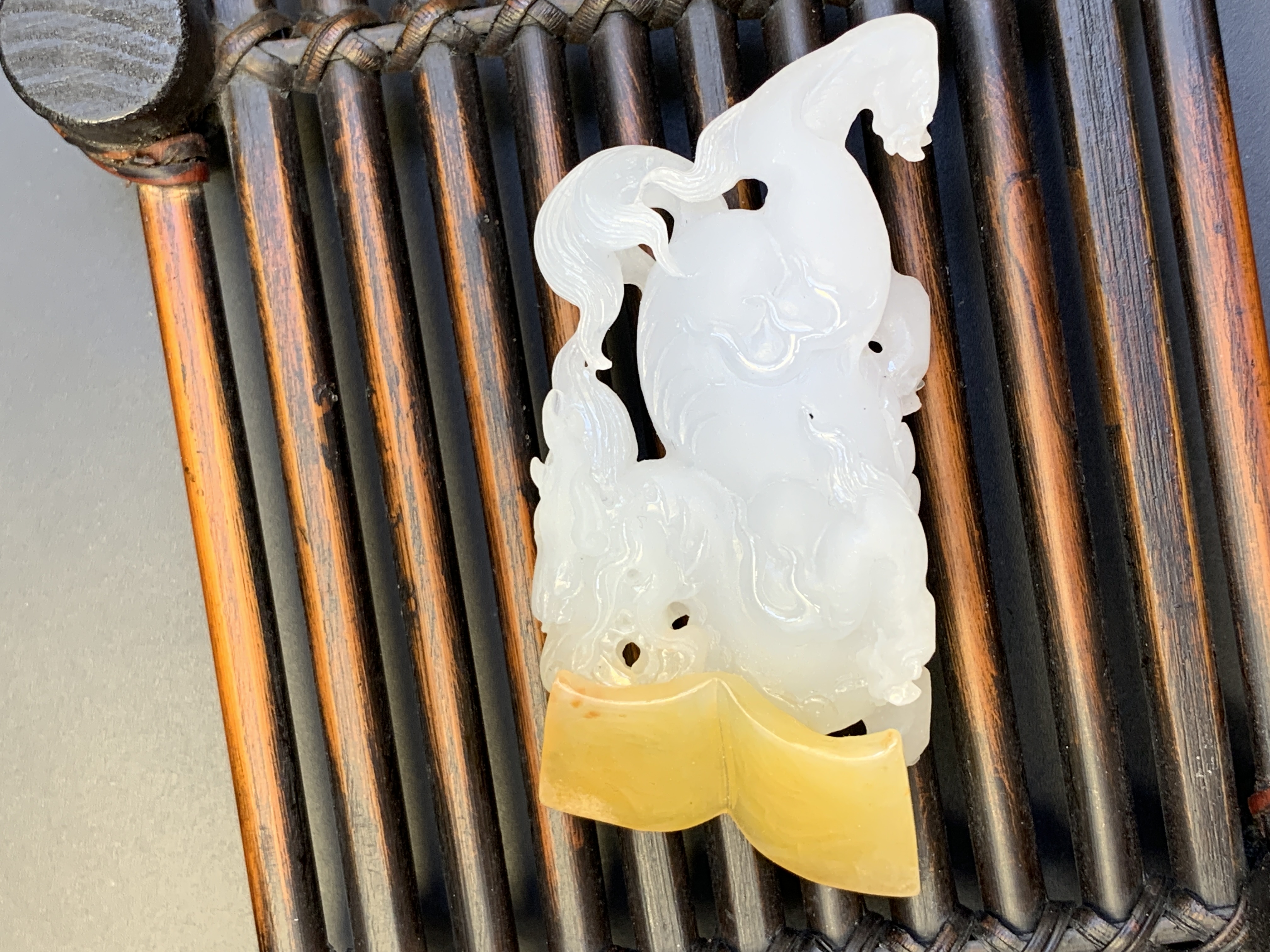 麒麟吐书前程似锦特色孤品翡翠仿古俏色巧雕