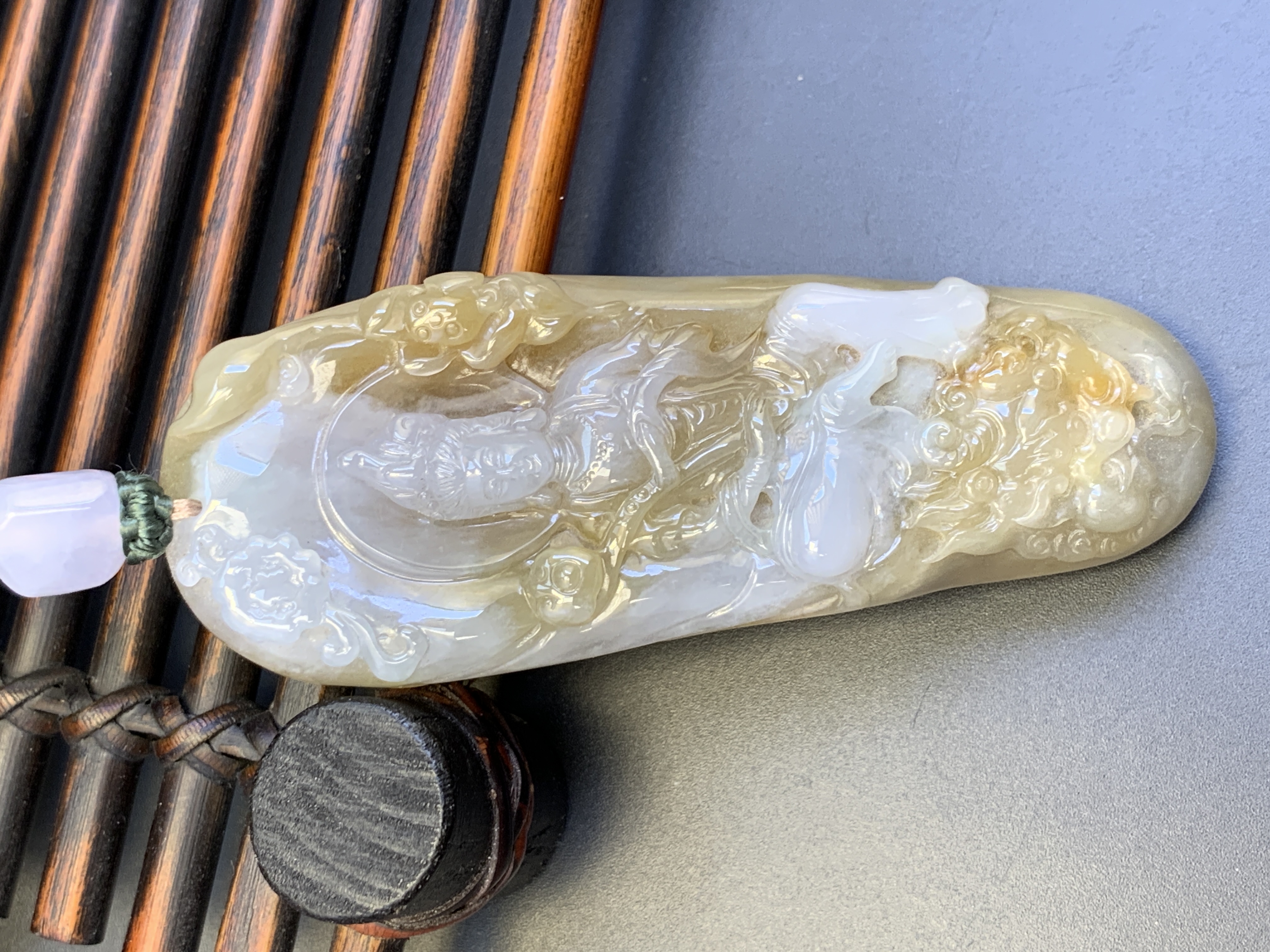 文殊菩萨特色孤品翡翠俏色巧雕吊坠