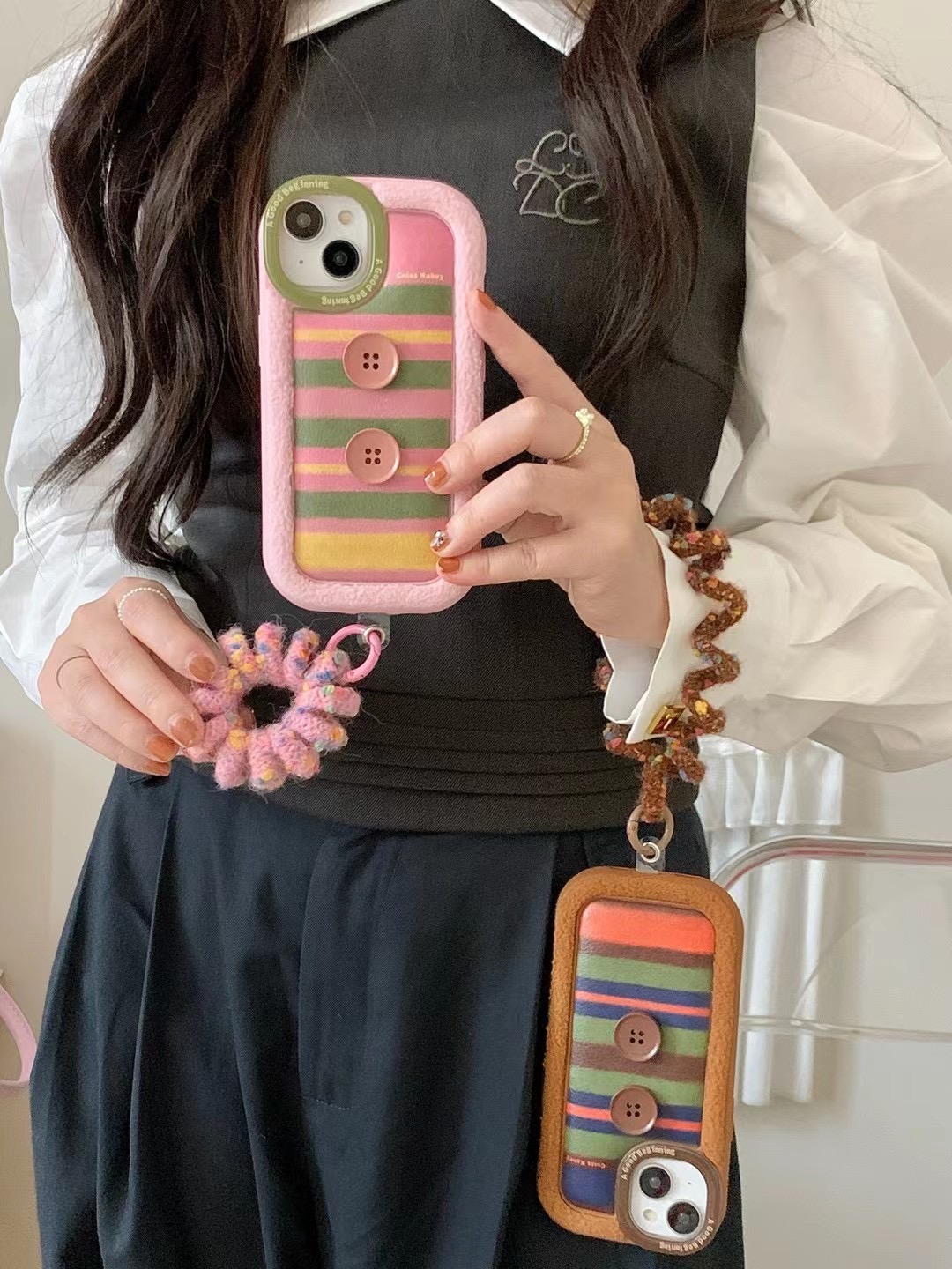 【苹果】iPhone15/14Promax冬季小众撞色条纹立体纽扣防摔女手机壳