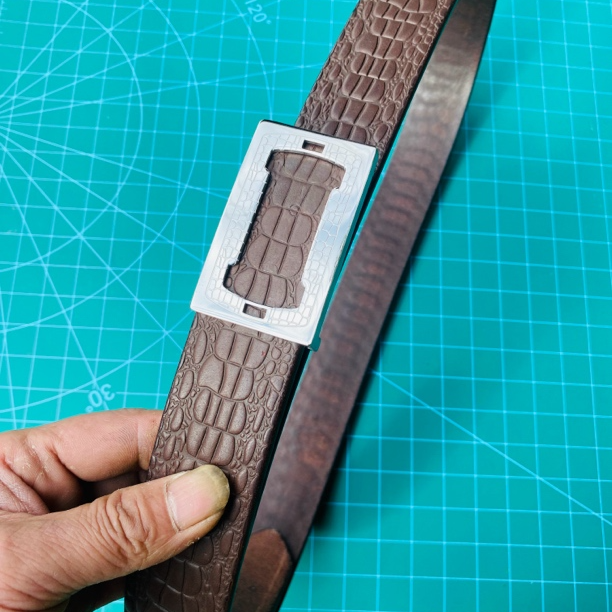 意大利植鞣头层牛皮+304不锈钢平滑扣孔休闲时尚时尚男士牛皮皮带