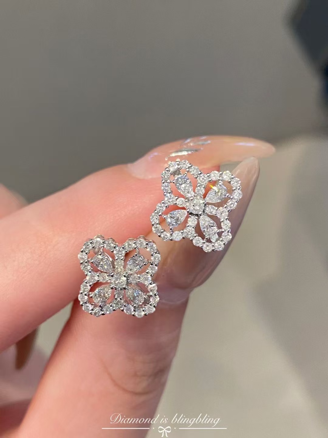 18k金镶嵌钻石86分满钻四叶花花loop耳钉一对XNF