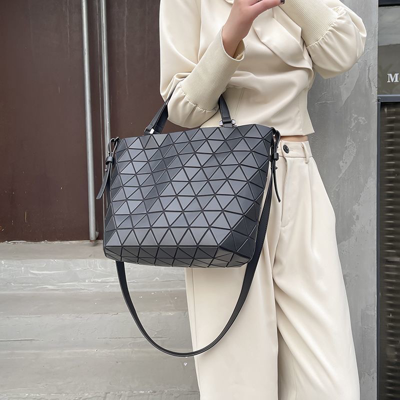 【三宅大水晶包】通勤斜挎菱格百搭手提包时尚手提水容桶大量水晶包