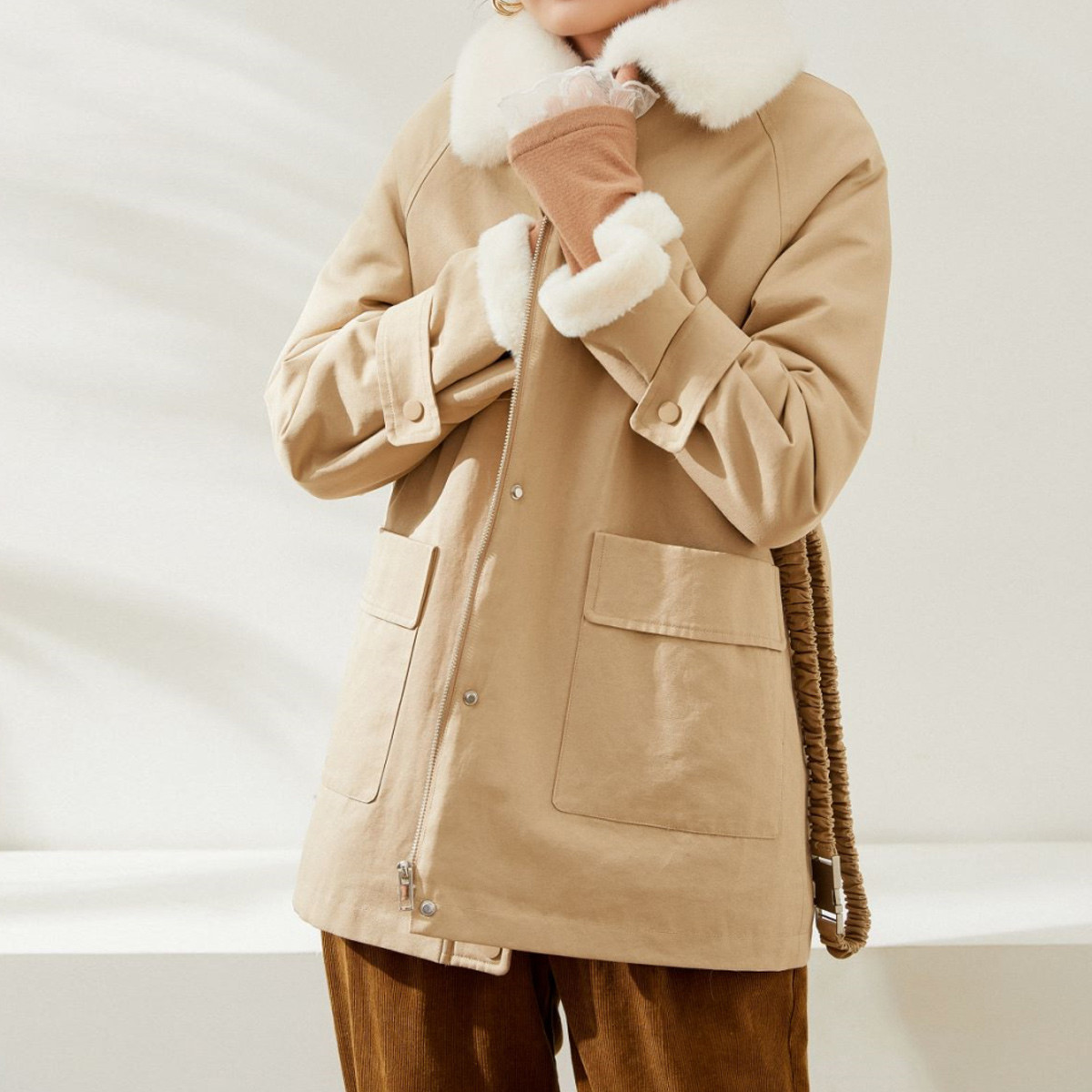 白鹿语冬季翻领金属扣落肩大口袋长袖中长款加绒外套女HXW3518