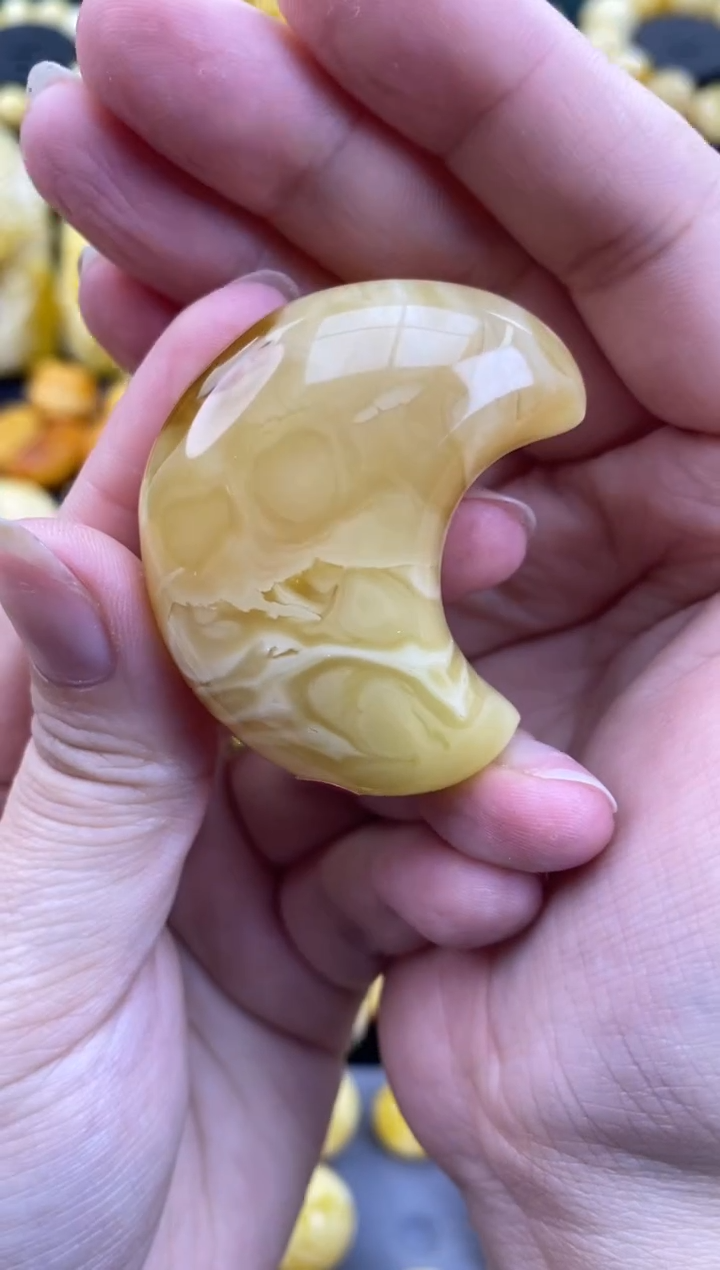 【闪购商品】琥珀裸石未镶嵌小月   48