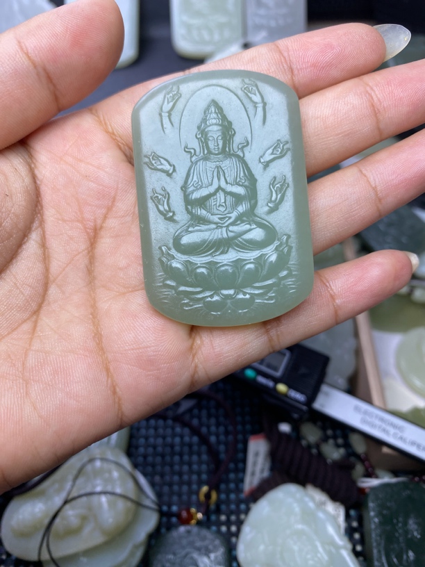 和田玉千手观音吊坠