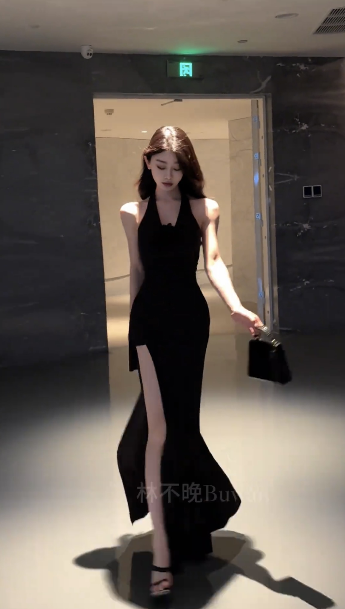 花朵挂脖V领连衣裙女2025新款订婚宴会主持年会生日礼服开叉长裙