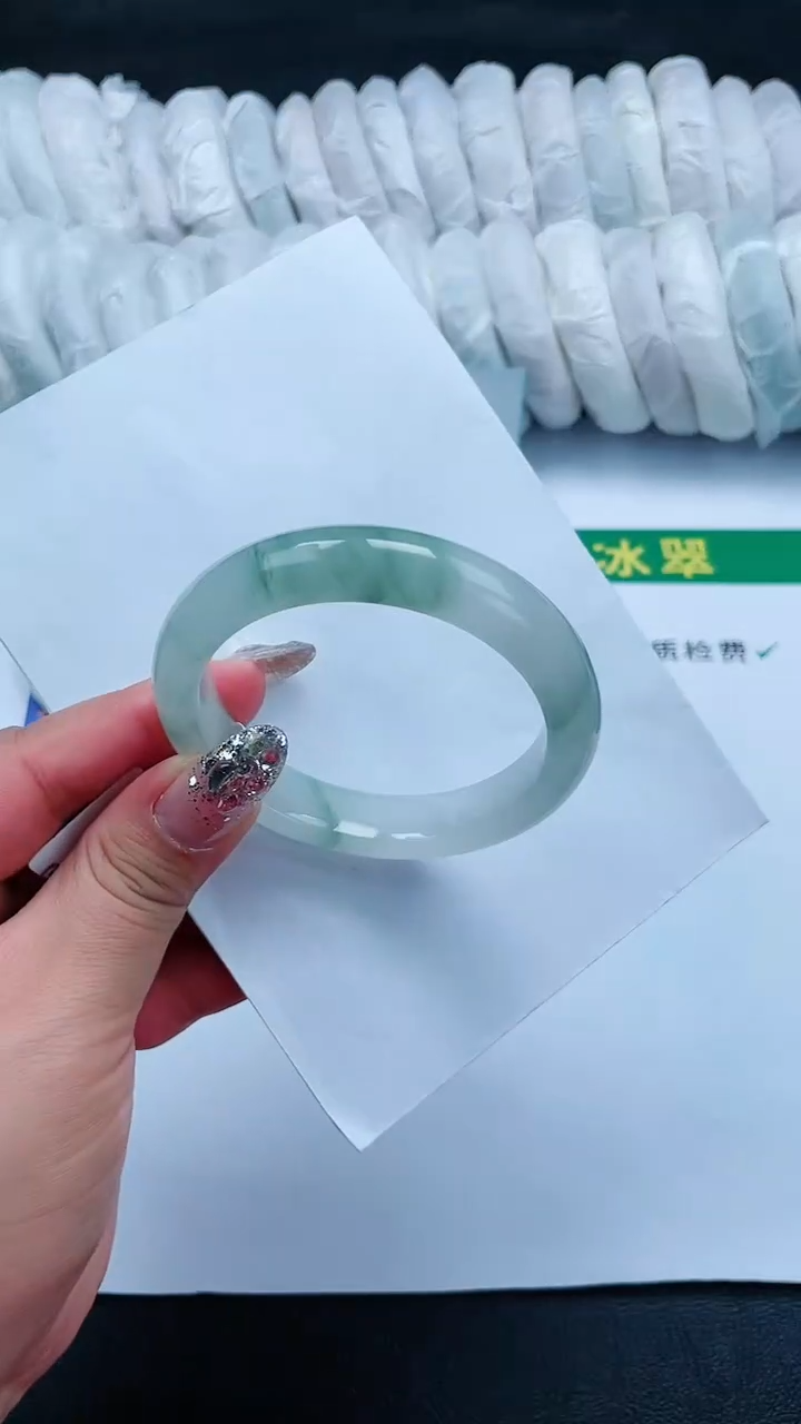 【闪购商品】石英质玉手镯未镶嵌280