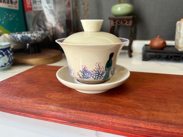 贴花三才盖碗一个