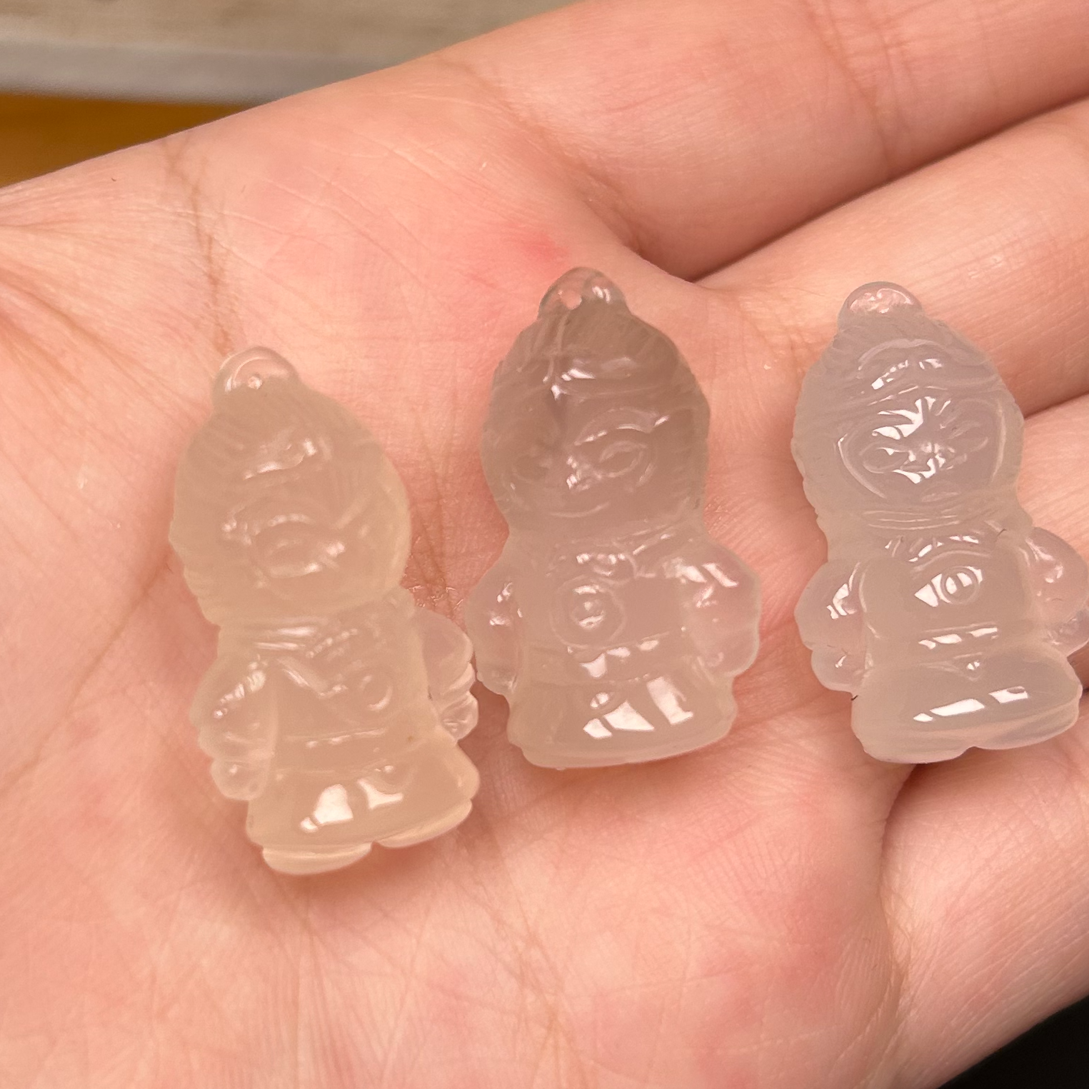 天然玛瑙白冰孙悟空吊坠