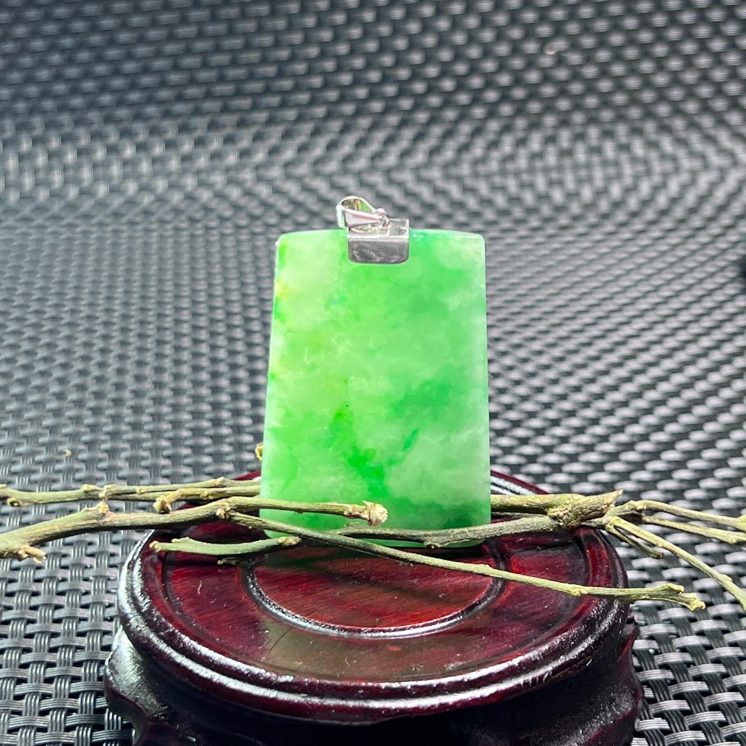 满绿飘辣绿花翡翠A货无事牌.清新淡雅.雍容华贵