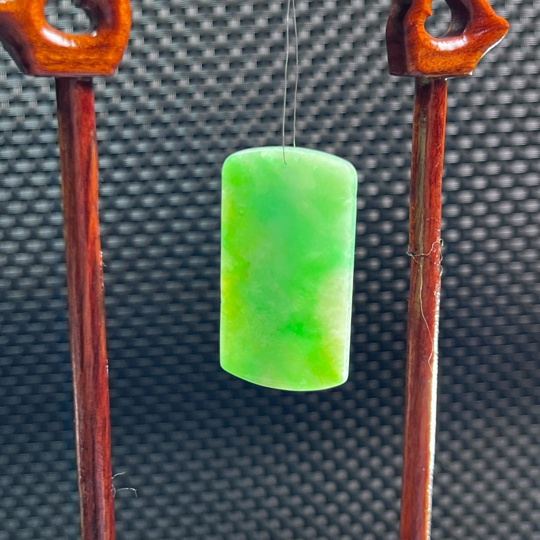 淡阳绿色翡翠A货无事牌.无忧无虑。.简洁大方.男女老少适合.