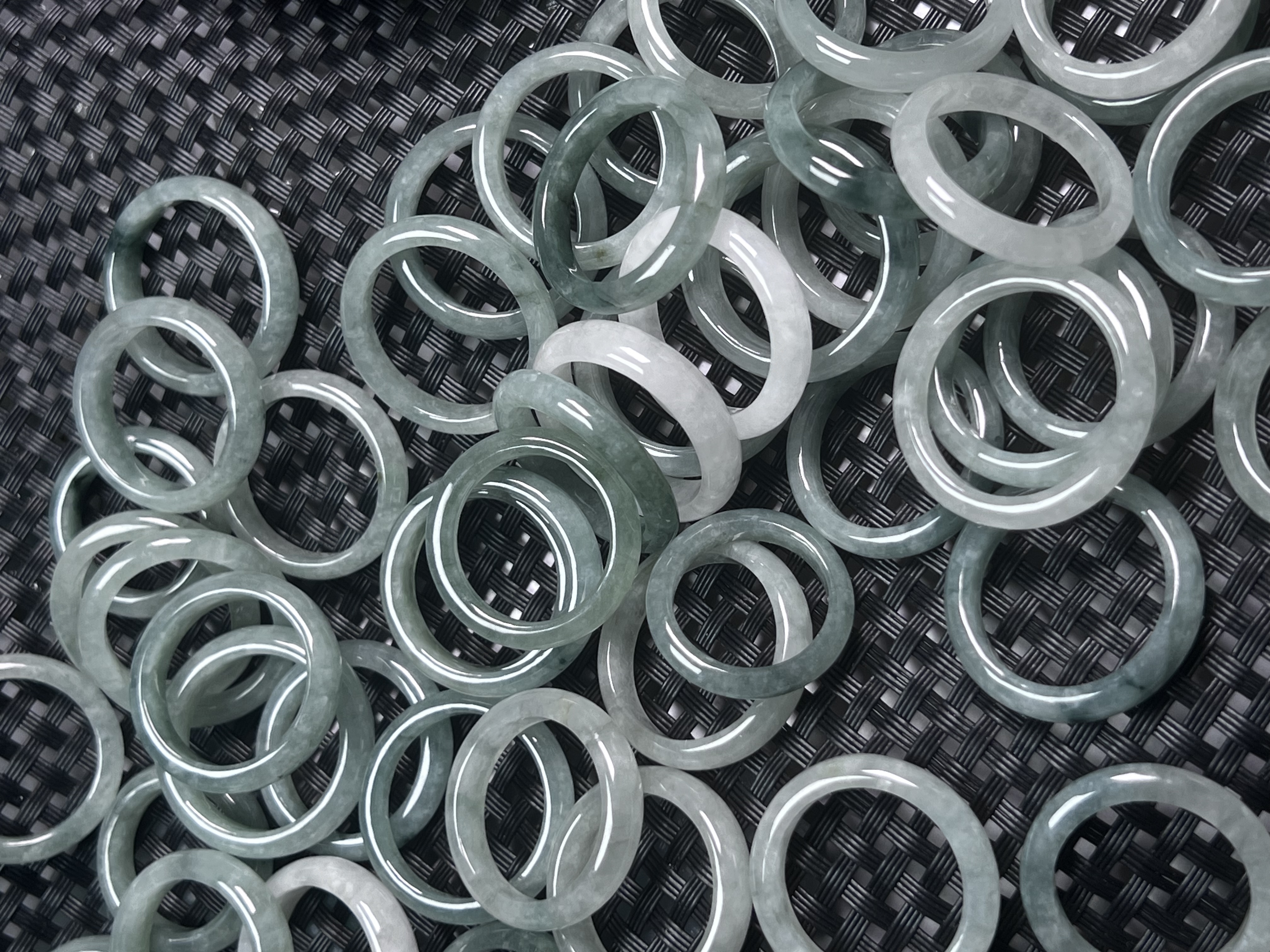 翡翠冰飘花戒指。男女老少适宜佩戴，也可当吊坠【多样性发货发其一】