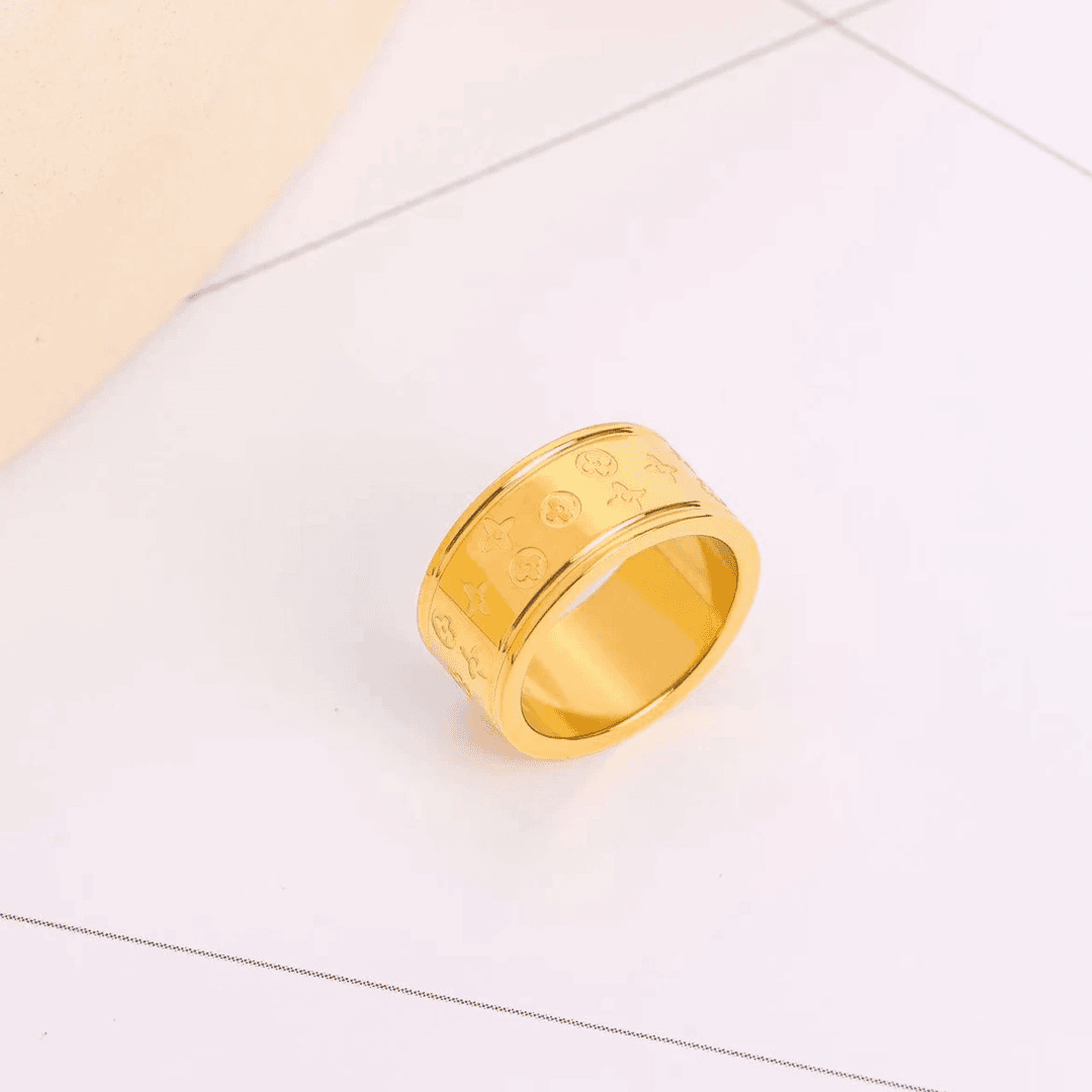 钛钢戒指 轻奢宽版时尚压花时尚老花镀金戒指0684(不掉色)