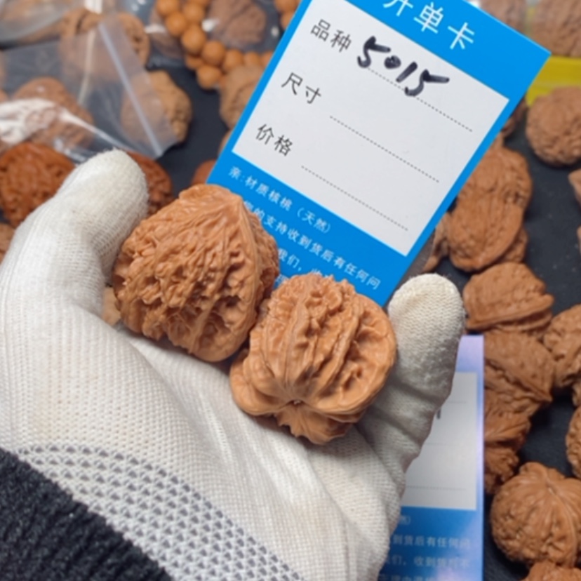 【闪购商品】桃核吊坠她****酒5015