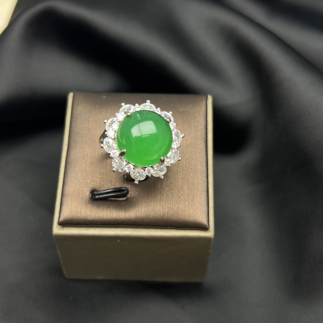 【小女王珠宝】天然绿玉髓正阳满绿满钻戒指卡14白银色底托