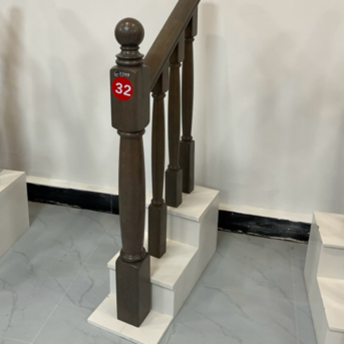 玉溪本土木楼梯木门