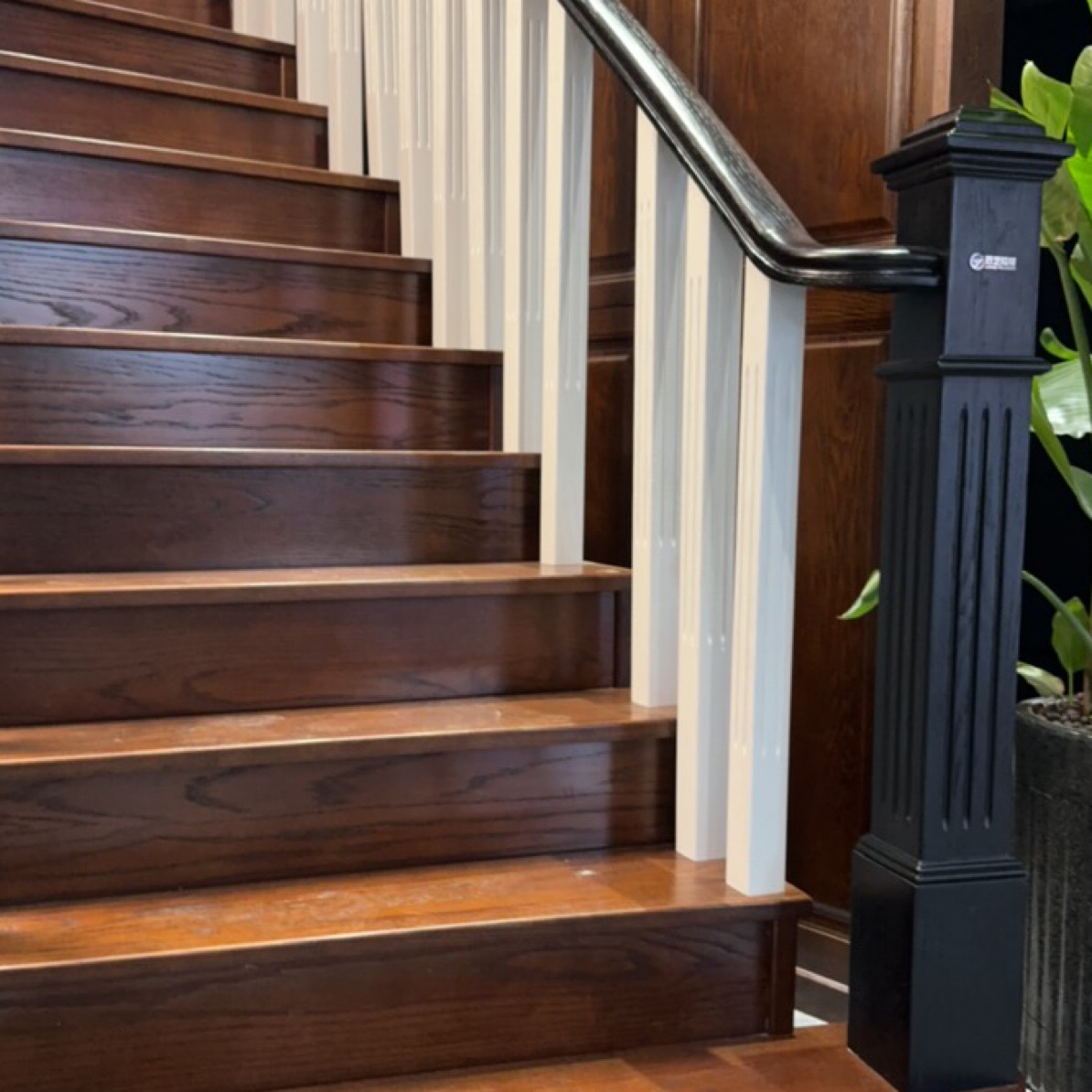 玉溪本土木楼梯木门