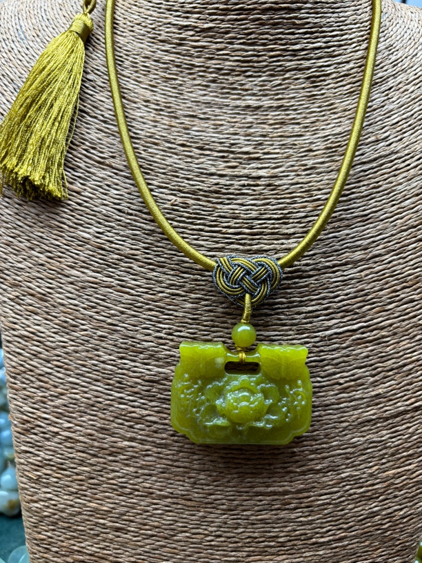 岫玉蝶恋富贵方锁复古项圈