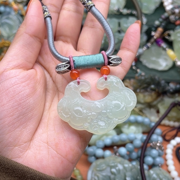 蛇纹石玉吊坠合金