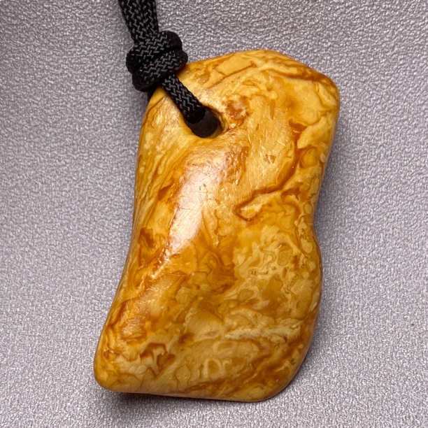 天然原矿沁色花白蜡天然孔蜜蜡原石全皮吊坠珠宝首饰文玩18.59克