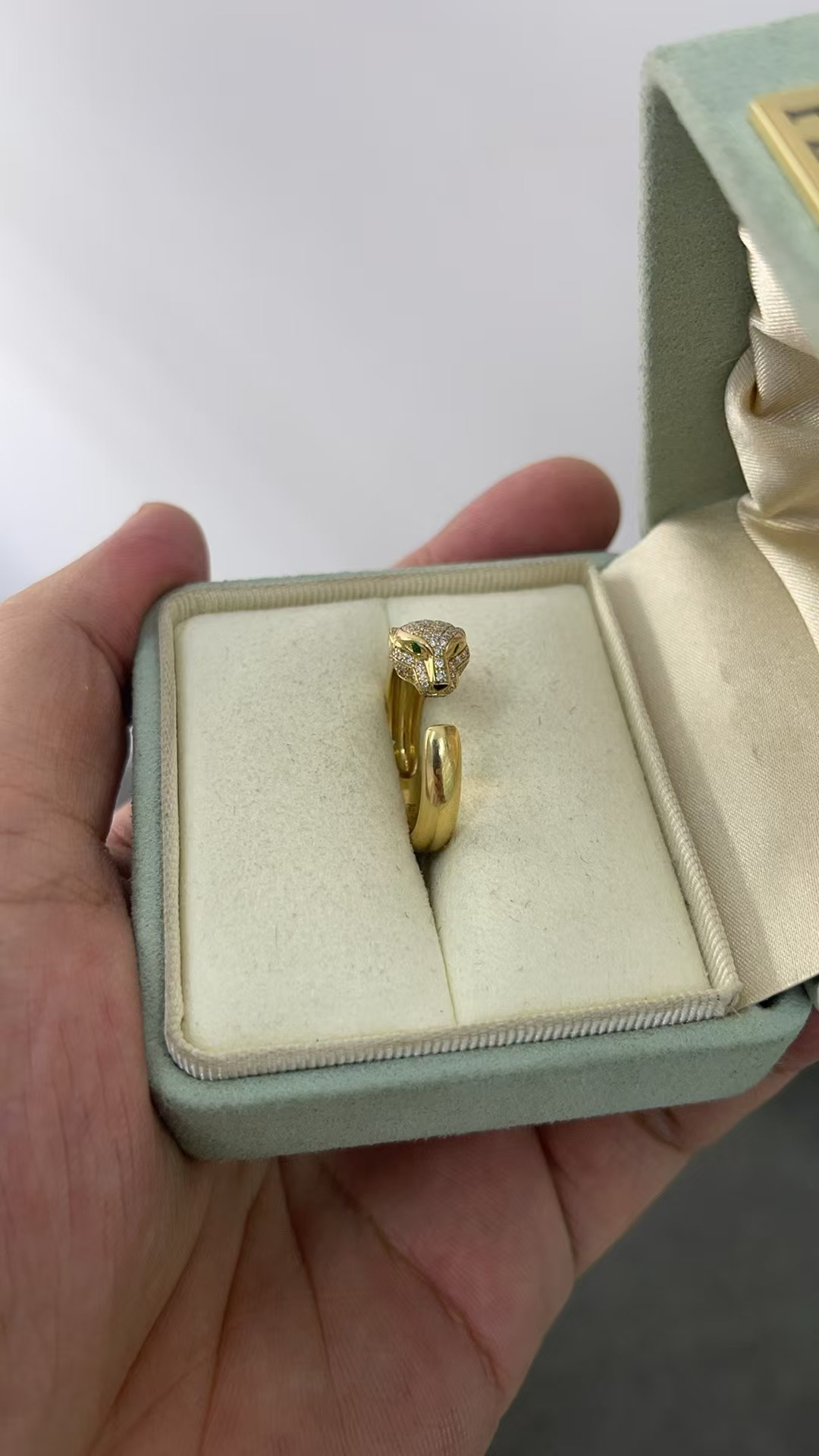 18k金钻石戒指祖母绿黑珐琅工艺