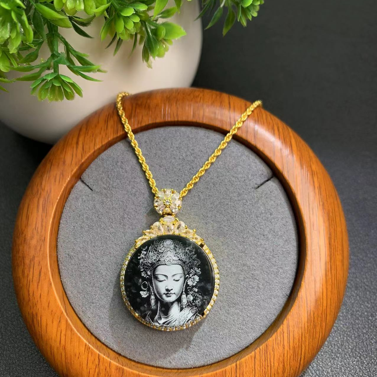 A5123翡翠A货影雕女王豪镶圆牌