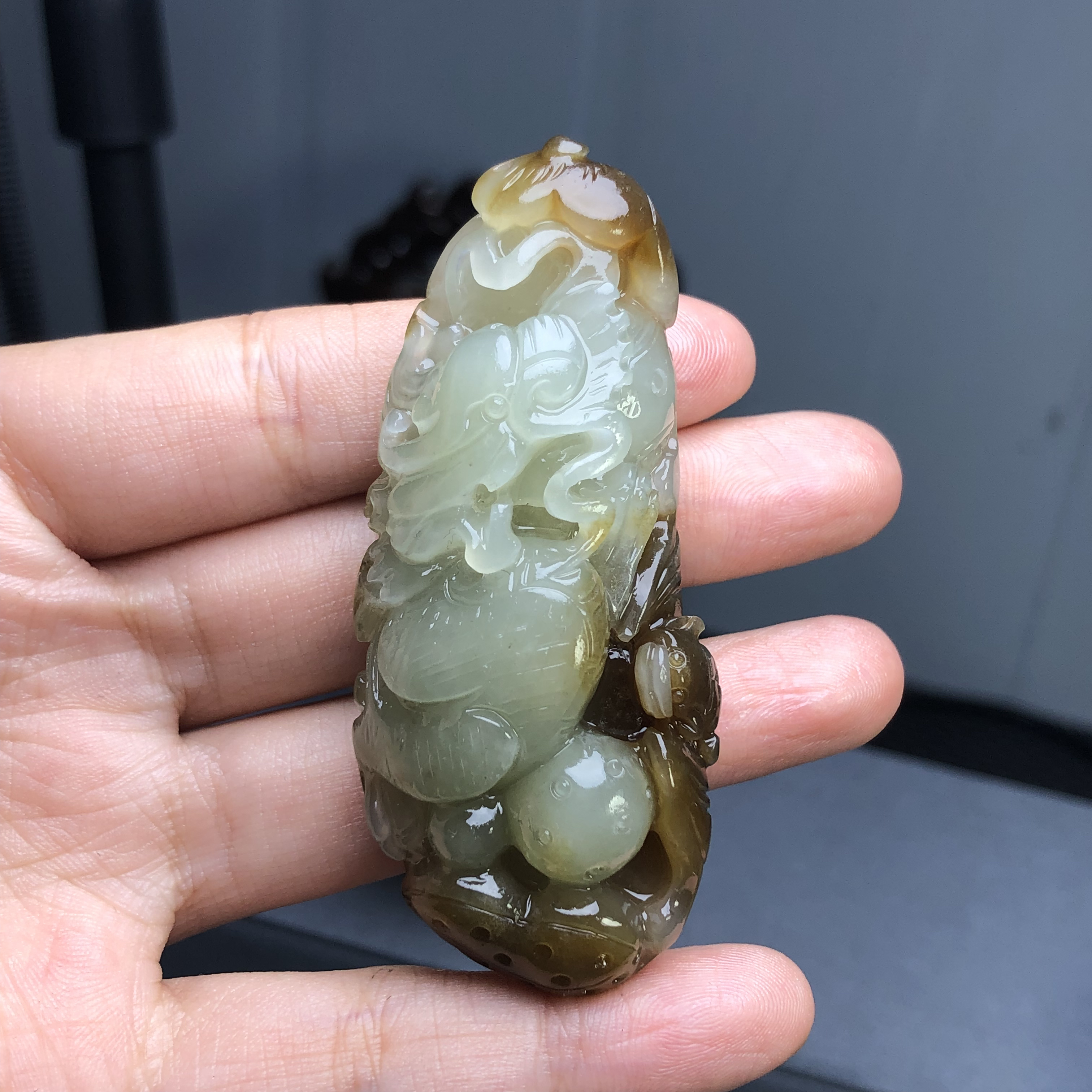 和田玉且末料龙手把龙吊坠