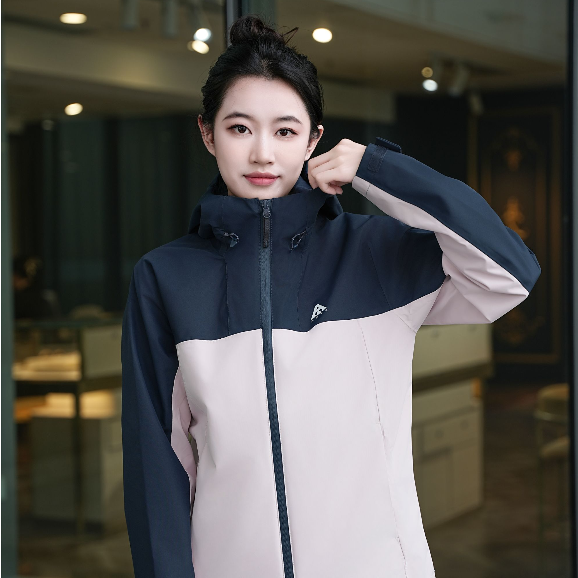 安踏OUTDOORS冲锋衣女子户外系列秋冬连帽潮流拼接外套162446615